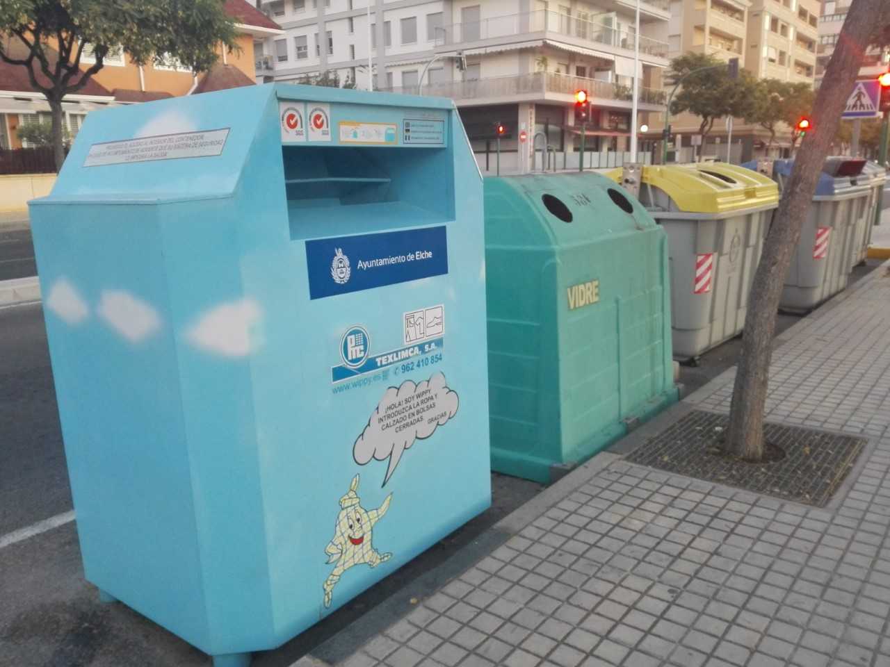 Ilicitanos por Elche pide que el canon del servicio de recogida de ropa usada se dirija a programas de ayuda a niños de familias necesitadas Ilicitanos por Elche pide que el canon del servicio de recogida de ropa usada se dirija a programas de ayuda a niños de familias necesitadas