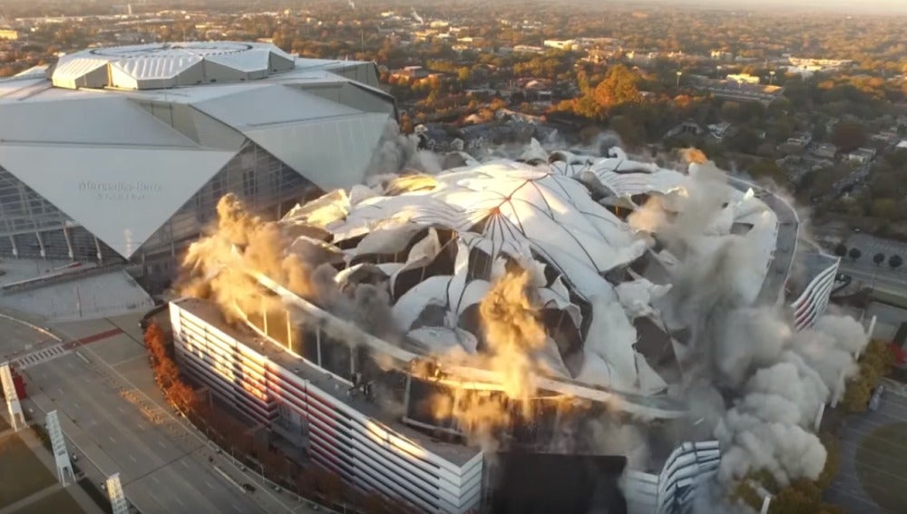 Momento del derrumbe del Georgia Dome