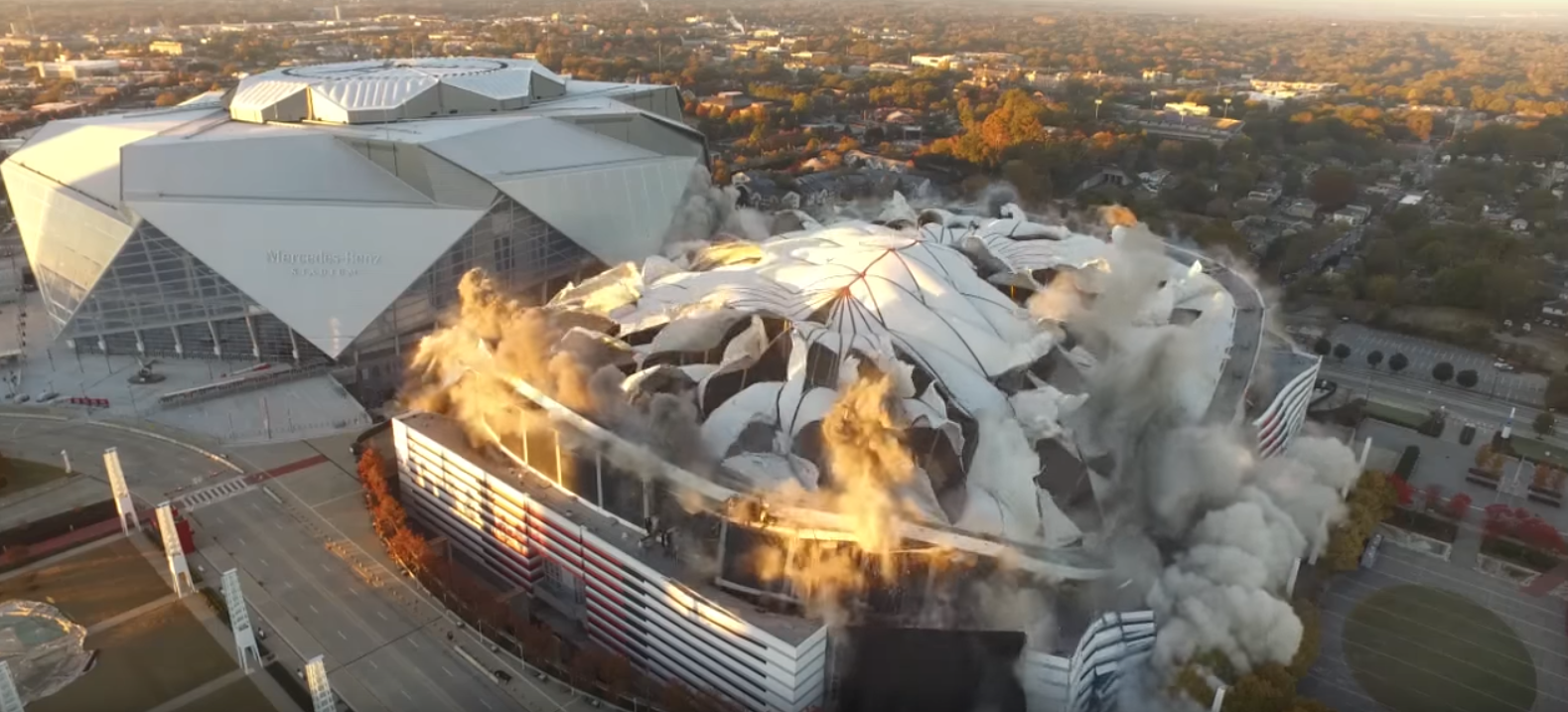El espectacular derribo del Georgia Dome en apenas 12 segundos con 240 toneladas de explosivos El espectacular derribo del Georgia Dome en apenas 12 segundos con 240 toneladas de explosivos