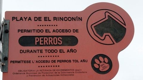 Cartel de acceso a la playa de "El Rincon&iacute;n"