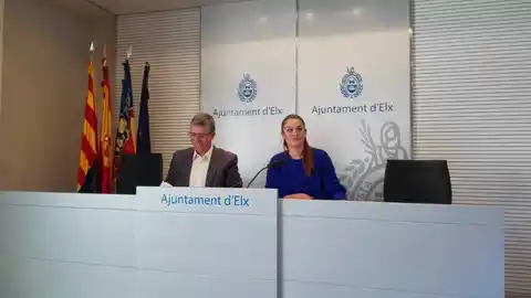 Rafael Climent, conseller de Ecomonía, y Mireia Mollà, concejala de Relaciones Institucionales en el Ayuntamiento de Elche Rafael Climent, conseller de Ecomonía, y Mireia Mollà, concejala de Relaciones Institucionales en el Ayuntamiento de Elche