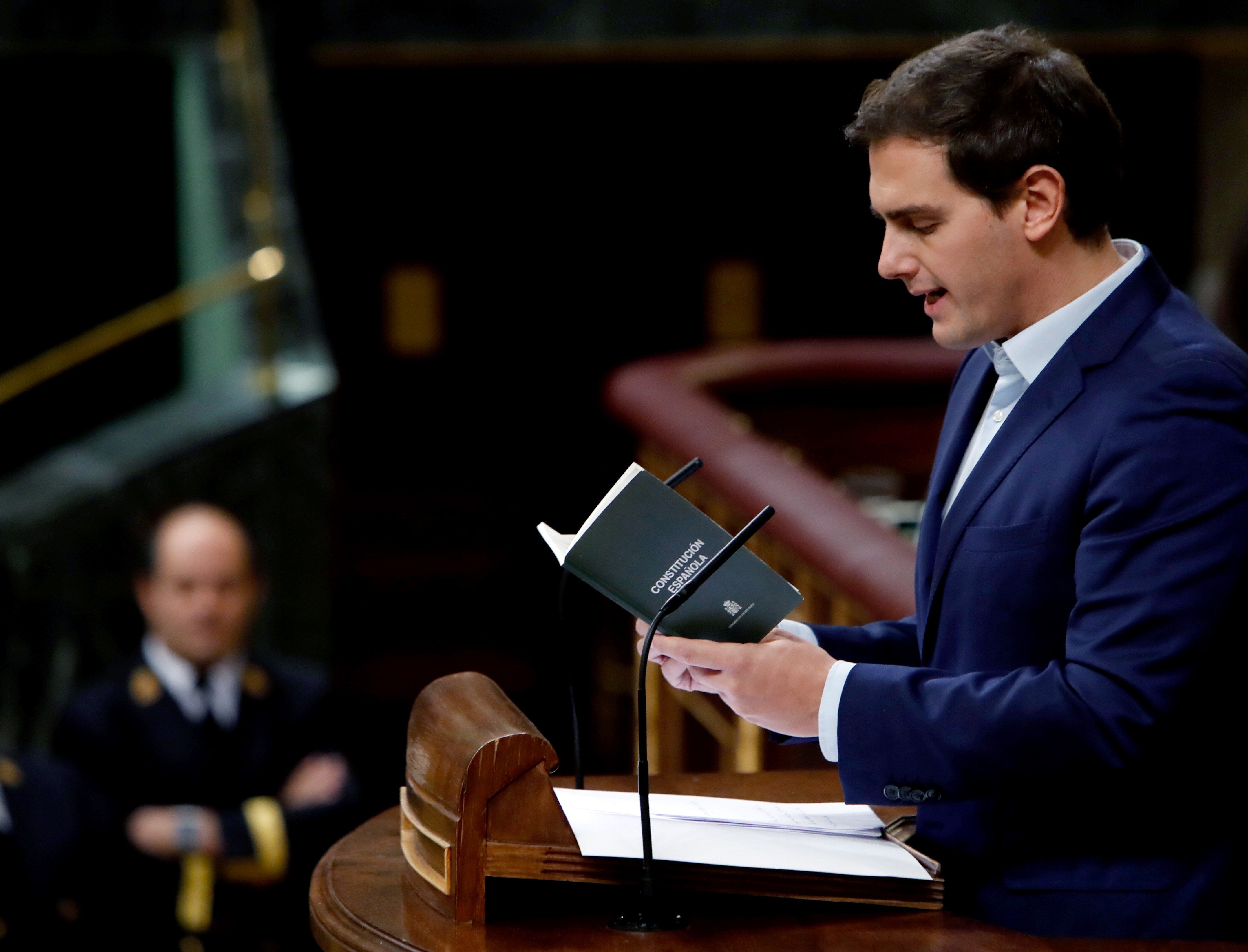 Rivera enseña una Constitución en el Congreso al defender medidas que eviten que "el nacionalismo se apodere de las aulas" Rivera enseña una Constitución en el Congreso al defender medidas que eviten que "el nacionalismo se apodere de las aulas"