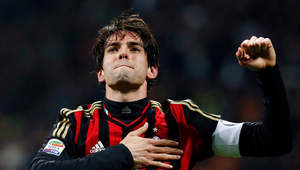 Kaká celebra un gol con el Milan