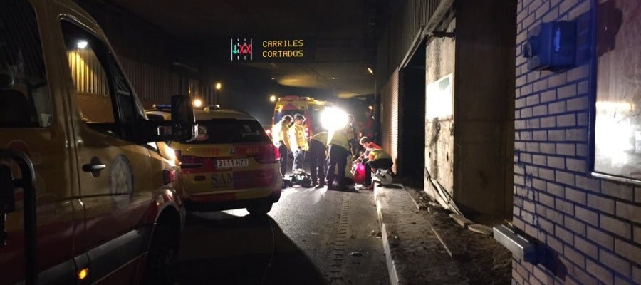 Los servicios de Emergencias tratan de reanimar al motorista en Madrid Los servicios de Emergencias tratan de reanimar al motorista en Madrid