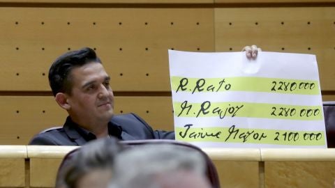 El senador Carles Mulet muestra los papeles de B&aacute;rcenas