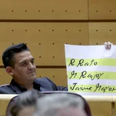 El senador Carles Mulet muestra los papeles de Bárcenas El senador Carles Mulet muestra los papeles de Bárcenas