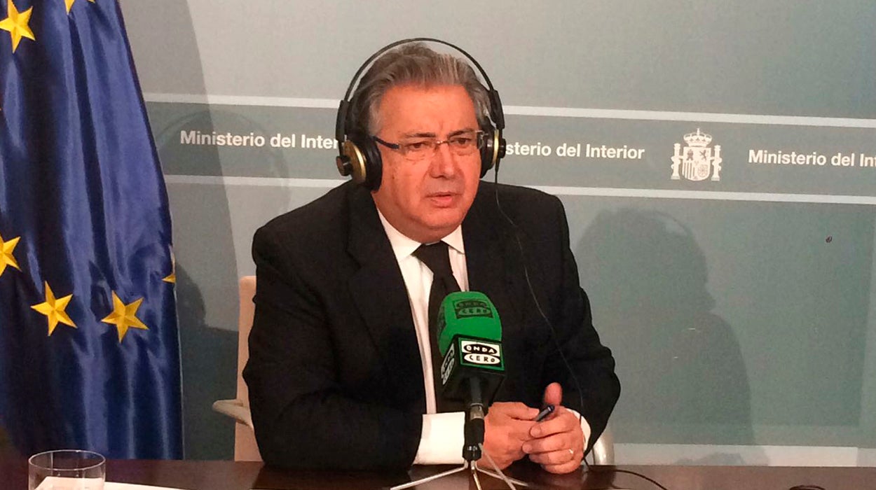 Zoido: "La equiparación salarial de la Policía y Guardia Civil antes era económicamente inviable, ahora es posible" Zoido: "La equiparación salarial de la Policía y Guardia Civil antes era económicamente inviable, ahora es posible"