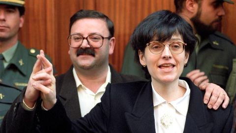 La farmac&eacute;utica de Olot, Mar&iacute;a Angels Feliu, junto a su marido, Paco P&eacute;rez Acedo, tras su liberaci&oacute;n