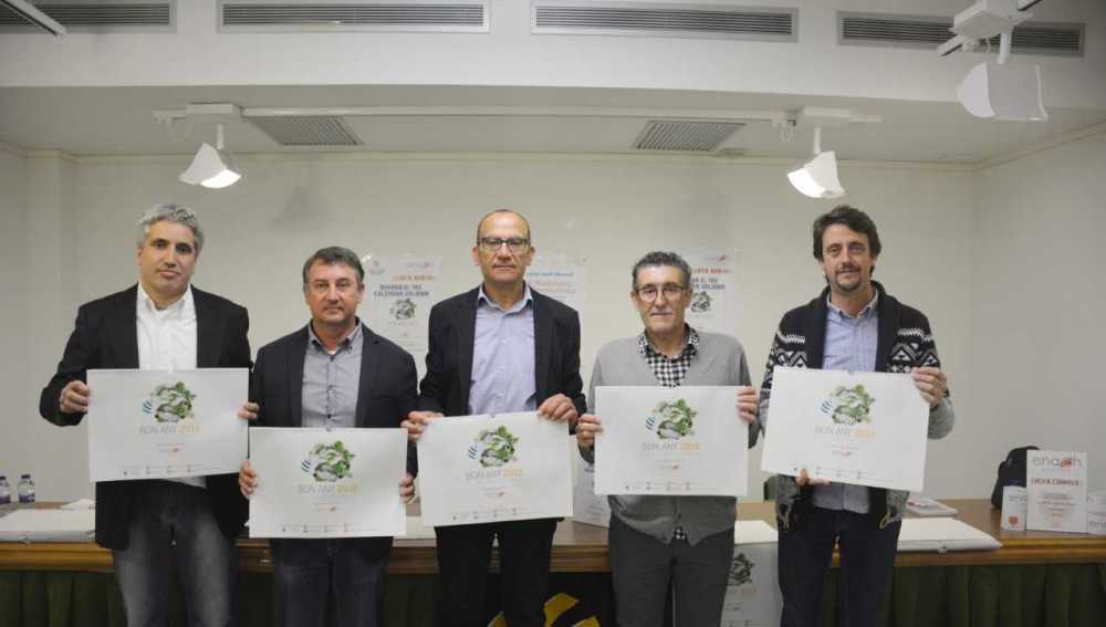 El regidor d´Agricultura i Medi Ambient Josep Pasqual Sancho, el vicepresident de Caixa Rural Joan Batalla, Abel Campos, representants d´Enach i altres membres de l´entitat. 