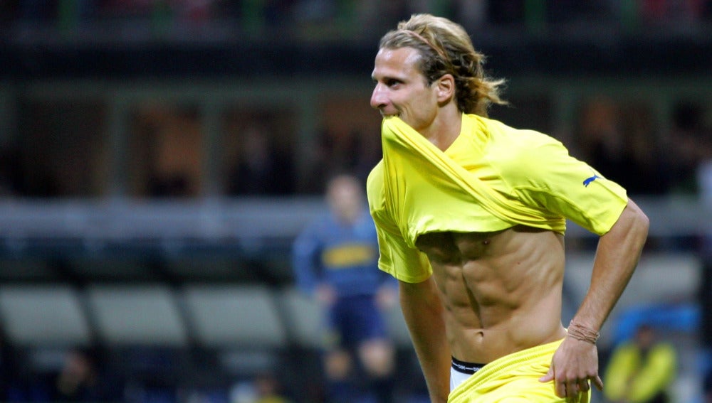 Forlán celebra un gol durante su etapa en el Villarreal