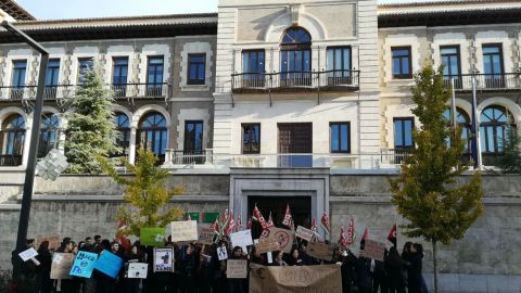 Alumnos protestan por el fr&iacute;o