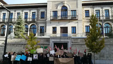 Alumnos protestan por el frío Alumnos protestan por el frío