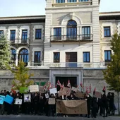 Alumnos protestan por el frío Alumnos protestan por el frío