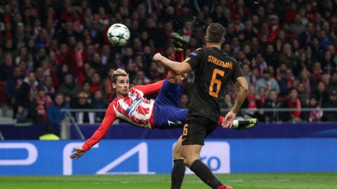 Antoine Griezmann se prepara para rematar el centro en el partido del Atl&eacute;tico