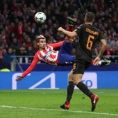 Antoine Griezmann se prepara para rematar el centro en el partido del Atlético Antoine Griezmann se prepara para rematar el centro en el partido del Atlético