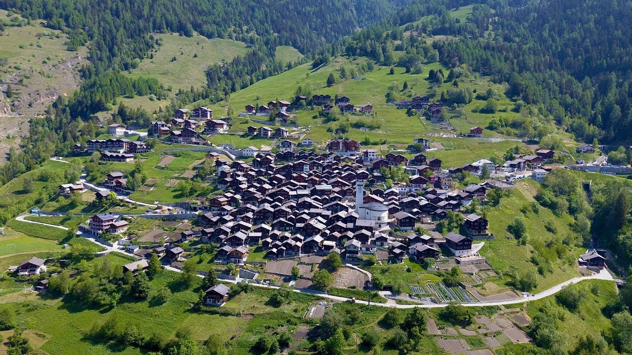 Ofrecen 60.000 euros a las familias que se muden a vivir a un pueblo de los Alpes suizos Ofrecen 60.000 euros a las familias que se muden a vivir a un pueblo de los Alpes suizos