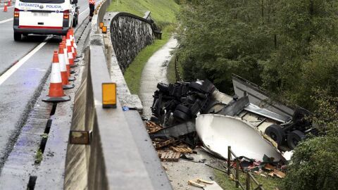 Vista del accidente de tr&aacute;fico el pasado d&iacute;a 12 a la altura de Ir&uacute;n (Guipuzkoa)