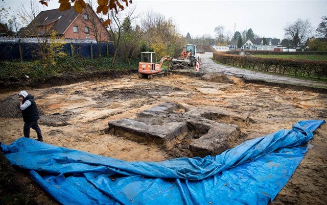 Descubren una gran esvástica de piedra en un campo deportivo de Hamburgo Descubren una gran esvástica de piedra en un campo deportivo de Hamburgo