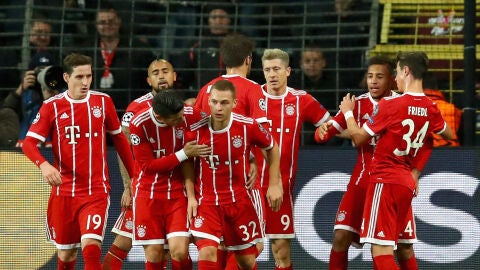 Tolisso celebra su gol con sus compa&ntilde;eros del Bayern de M&uacute;nich