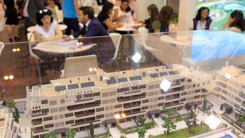 Vista de la maqueta de una promoci&oacute;n de viviendas en el Sal&oacute;n Inmobiliario Internacional de Madrid (SIMA)