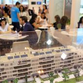 Vista de la maqueta de una promoción de viviendas en el Salón Inmobiliario Internacional de Madrid (SIMA)