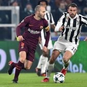 Iniesta conduce el balón ante la mirada de Marchisio. 