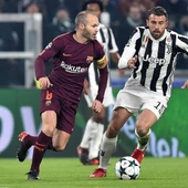Iniesta conduce el balón ante la mirada de Marchisio. Iniesta conduce el balón ante la mirada de Marchisio.
