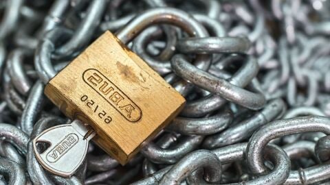 Unas cadenas y un candado