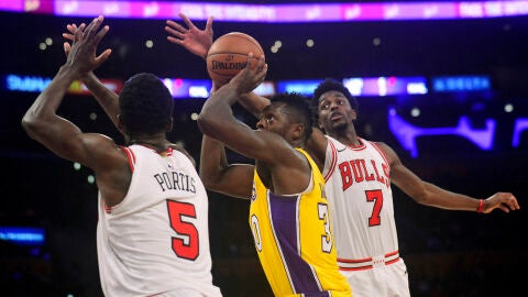 Julius Randle intenta lanzar a canasta ante la defensa de los Bulls