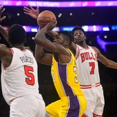 Julius Randle intenta lanzar a canasta ante la defensa de los Bulls Julius Randle intenta lanzar a canasta ante la defensa de los Bulls
