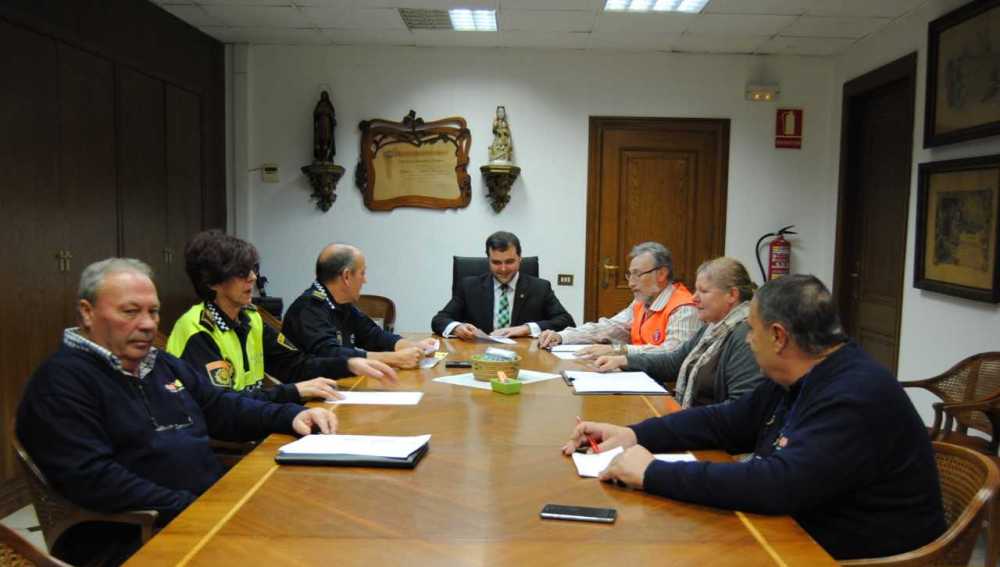 El regidor d´Economía Xavi Ochando  junt amb responsables de Policía Local, Protecció Civil i Creu Rotja en la reunió de seguretat per santa Catalina. 