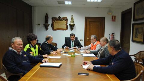 Tres operaris de Serveis P&uacute;blics, 12 agents de la policia Local, voluntaris de Protecci&oacute; Civil i Creu Rotja conformen el dispositiu diumenge. 