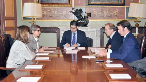 José Manuel Caballero firma la escritura de la parcela adquirida José Manuel Caballero firma la escritura de la parcela adquirida