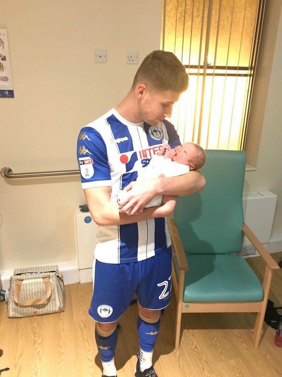 Un jugador del Wigan anota un doblete... y se marcha al hospital a ver el nacimiento de su hijo Un jugador del Wigan anota un doblete... y se marcha al hospital a ver el nacimiento de su hijo