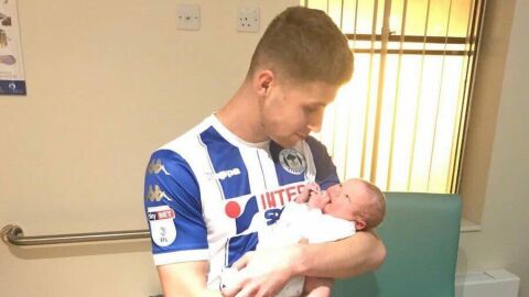 Ryan Colclough junto a su segundo hijo 
