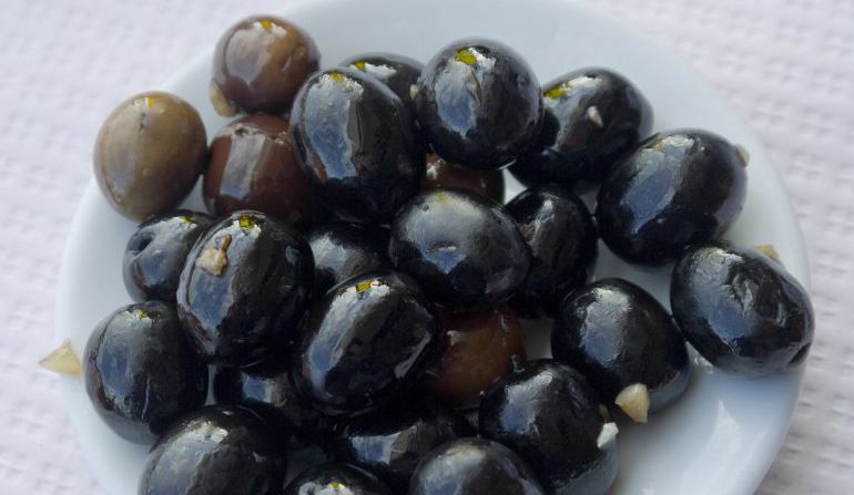 El Diferencial: El lanzamiento de huesos de aceitunas o tirachinas El Diferencial: El lanzamiento de huesos de aceitunas o tirachinas