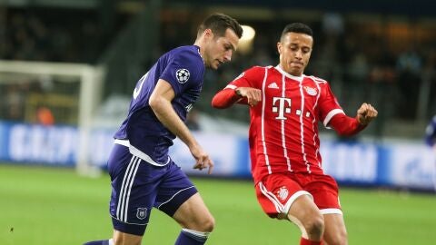 Thiago Alc&aacute;ntara en el partido contra el Anderlecht