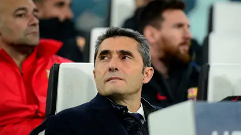 Valverde, con Messi tras él Valverde, con Messi tras él