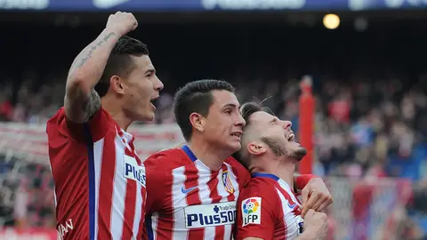 Giménez y Lucas Hernández, pareja de centrales. Giménez y Lucas Hernández, pareja de centrales.
