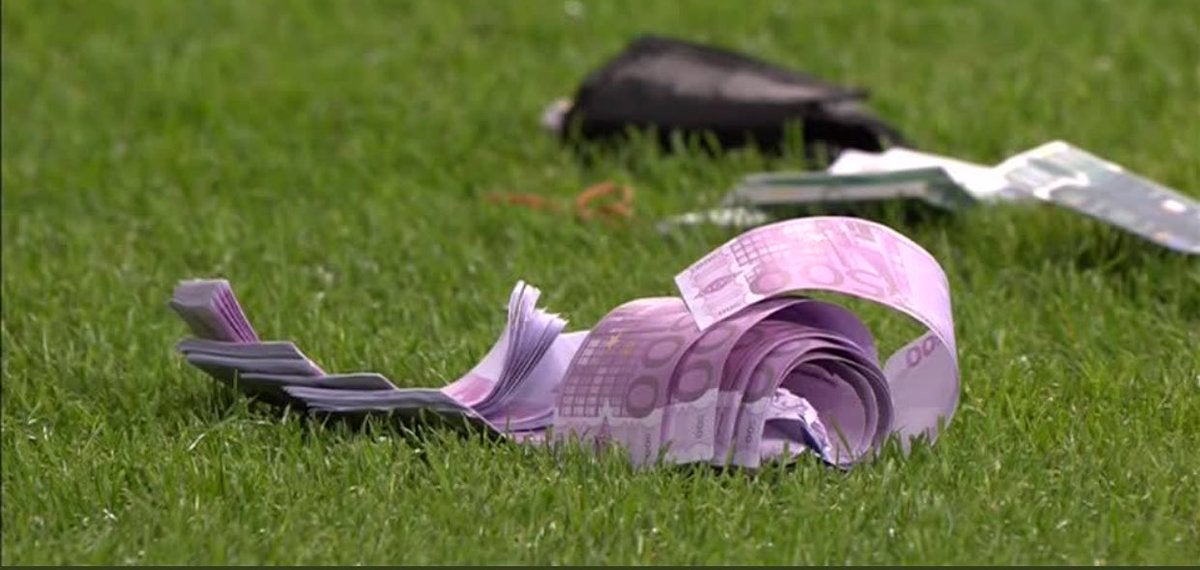 Los aficionados del Bayern tiran billetes de 500 euros al campo del Anderlecht como protesta Los aficionados del Bayern tiran billetes de 500 euros al campo del Anderlecht como protesta