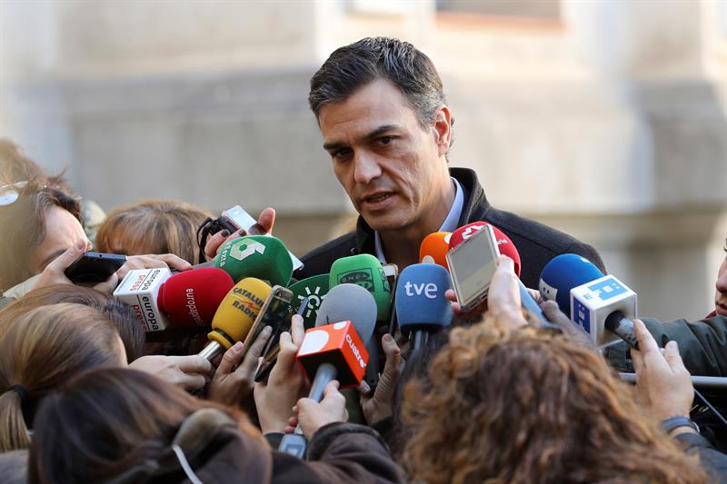 Pedro Sánchez: "No apoyaremos un presidente catalán ni independentista, ni de derechas" Pedro Sánchez: "No apoyaremos un presidente catalán ni independentista, ni de derechas"