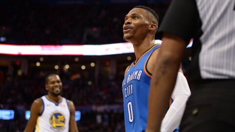 Westbrook celebra una canasta con la grada ante la mirada de Durant