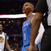 Westbrook celebra una canasta con la grada ante la mirada de Durant Westbrook celebra una canasta con la grada ante la mirada de Durant