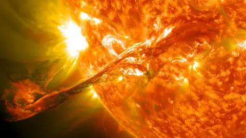 El Sol durante una ejección de materia estelar El Sol durante una ejección de materia estelar