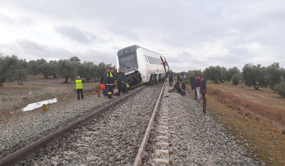 Al menos 35 heridos, dos de ellos graves, en el descarrilamiento de un tren Málaga-Sevilla Al menos 35 heridos, dos de ellos graves, en el descarrilamiento de un tren Málaga-Sevilla