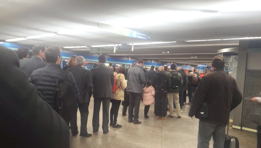 Viajeros en Atocha (Madrid) hacen cola para conseguir una Tarjeta Multi