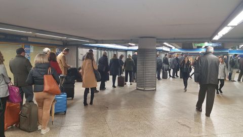 Cola de pasajeros en Atocha para comprar una Tarjeta Multi