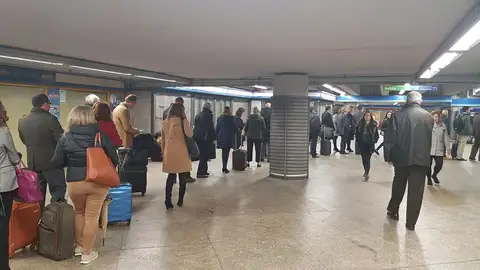 Cola de pasajeros en Atocha para comprar una Tarjeta Multi Cola de pasajeros en Atocha para comprar una Tarjeta Multi