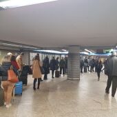 Cola de pasajeros en Atocha para comprar una Tarjeta Multi