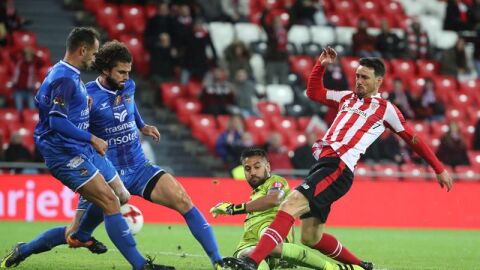 Los jugadores del Formentera disputan un bal&oacute;n con Aduriz